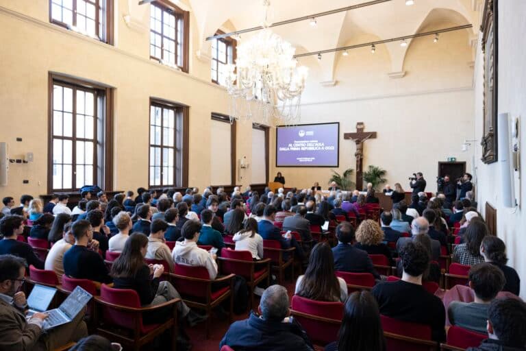 Cover Image for Al centro dell’aula dalla Prima Repubblica a oggi